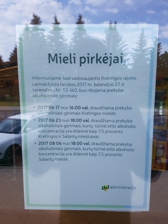 Nustebino: kai kasininkėms pabodo kartoti tą patį, ant parduotuvės vitrinos buvo pakabinta tokia žinutė pirkėjams.