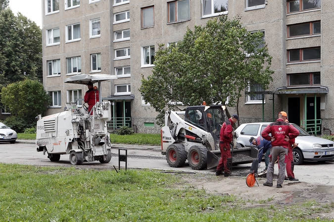 Darbai: mieste toliau lopomi daugiabučių namų kiemai ir įvažos į juos.