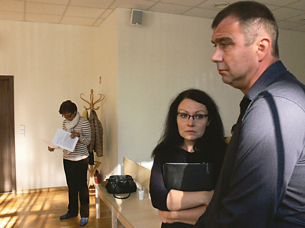 Jausmai: J.Vilkienė (kairėje) jaučiasi nepelnytai kaltinama, o Zaburai įsitikinę, kad neatlikusi pareigos gydytoja nepaliko jiems teisės patiems spręsti dėl savo šeimos likimo.