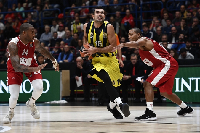 K. Sloukas (viduryje)