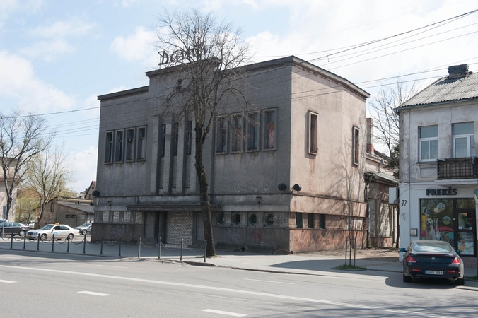 Situacija: rekonstravus Savanorių prospektą, apleistas buvęs kino teatro "Dainos" pastatas toliau gadins vaizdą.