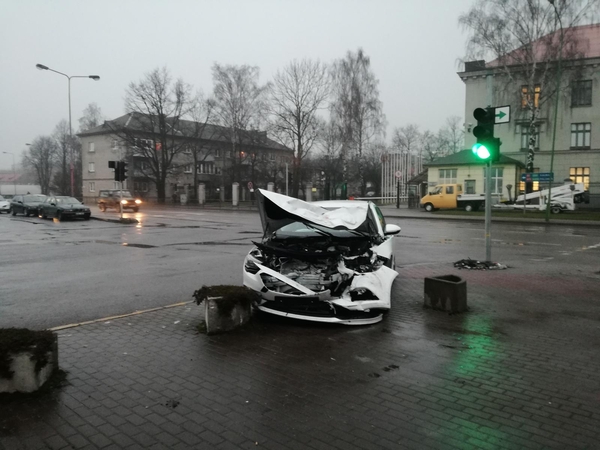 Tamsoje uostamiestyje dužo automobiliai