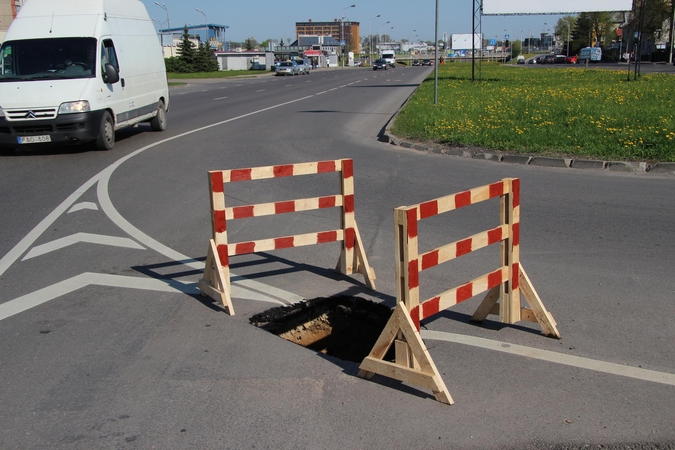 Renovuotame Žemaičių plente atsivėrė dvi smegduobės