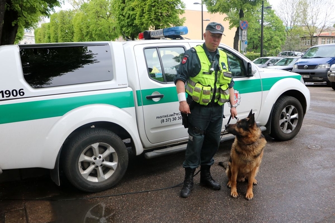 Karmėlavoje pašautą moterį išgelbėjęs pareigūnas: negalvojau, kas man atsitiks