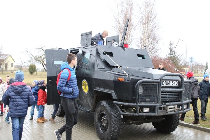 Diena Policijos mokykloje: susišaudymas, dūmų užsklanda ir net šarvuotis