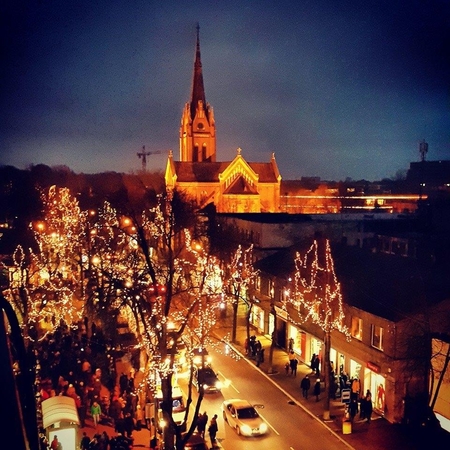 Palanga suspindo tūkstančiais šventinių lempučių