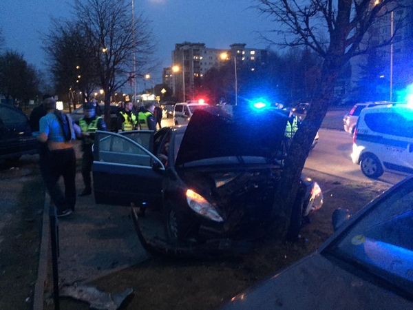 Nuo policijos sprukęs „Peugeot“ rėžėsi į visureigį ir medį