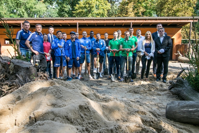 Futbolininkai sutvarkė stumbryną Lietuvos zoologijos sode