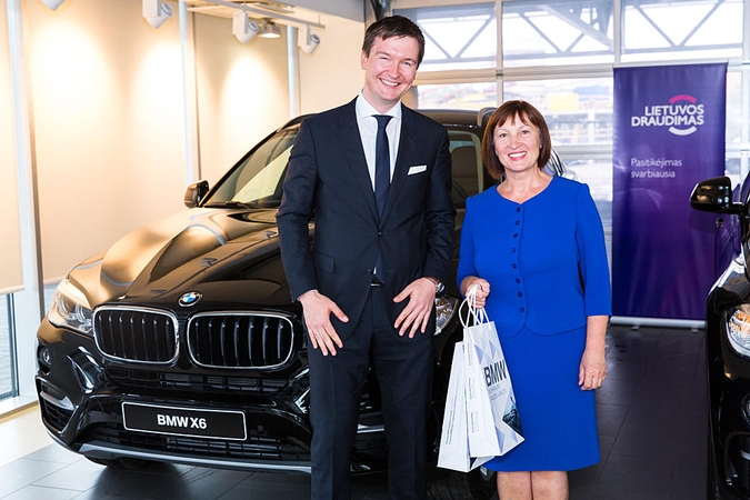 Naujais BMW važinės muzikos mokytoja ir autobuso vairuotojas