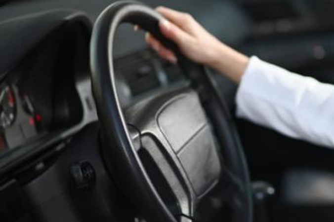 Draudikai: automobilių su vairu dešinėje draudimas bus brangesnis