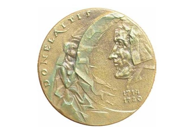 Almanacho „Baltija 2013“ viršelį puošia A.V.Burbos sukurtas medalis K.Donelaičiui.