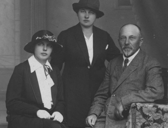 Martynas Jankus su dukromis Elze ir Ede. Klaipėda, 1923 m. vasara.