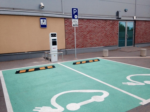 Nauja elektromobilių įkrovimo stotelė – kelyje Vilnius – Klaipėda