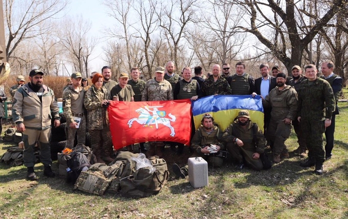Lietuvos premjeras Rytų Ukrainoje perdavė visuomenininkų surinką paramą