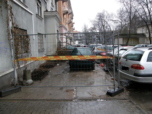 Po statybos darbų nebaigta tvarkyti teritorija – saugi užuovėja automobiliui