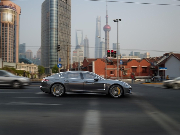 „Porsche“ pristato prabangiąsias „Panamera Executive“ versijas