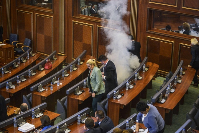Kosovo parlamente – nauja ašarinių dujų ataka