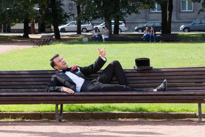 Komedijoje „Paskolinkite tenorą“ muzikinėje trikovėje kausis V. Baumila, Deivis ir R. Karpis