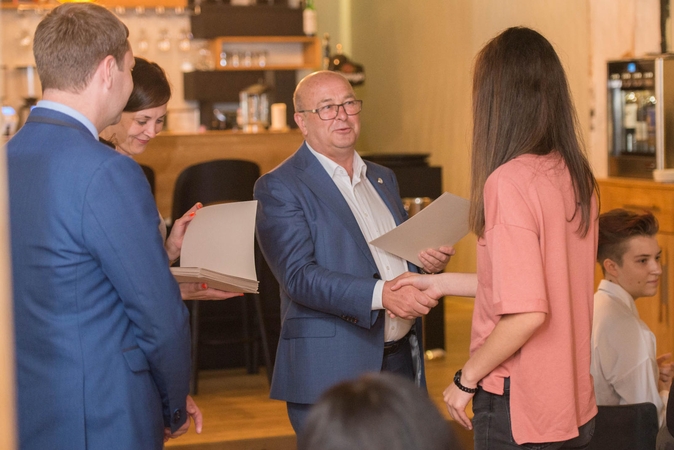 Geriausius Kauno abiturientus meras pakvietė šventinių pietų