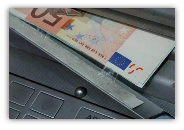 Saugokitės bankomatuose įrengtų pinigų gaudyklių 