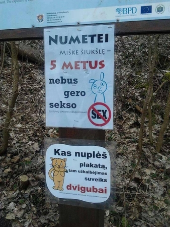Šiukšlintojų sąmoningumas žadinamas ir humoristiniais plakatais