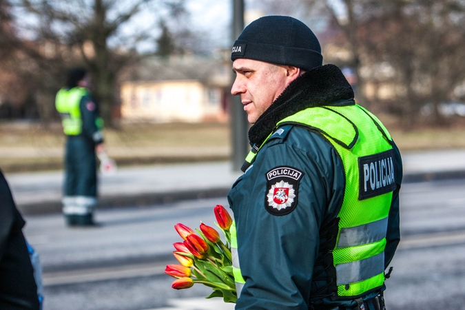 Kovo 8-ąją – su gėlėmis iš policininkų rankų
