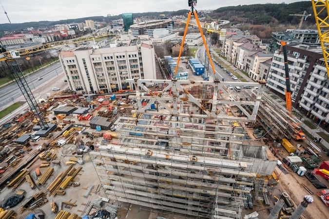 Statyboms Vilniuje – 40-ies sunkvežimių atgabentas kranas