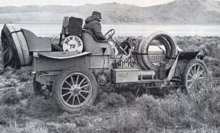 Nugalėtojas: "Thomas Flyer" automobiliu važiavę amerikiečiai tapo lenktynių nugalėtojais, įveikė beveik 21,5 tūkst. km.