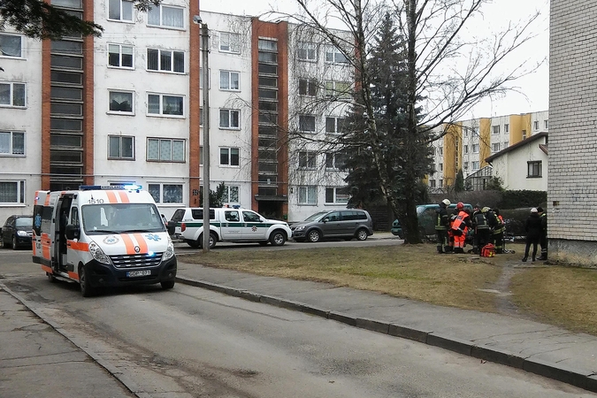 Pabėgęs ligonis nušoko nuo penkiaaukščio stogo