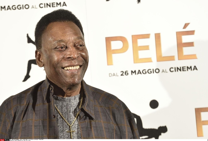 75-erių Brazilijos futbolo legenda Pele vedė trečią kartą