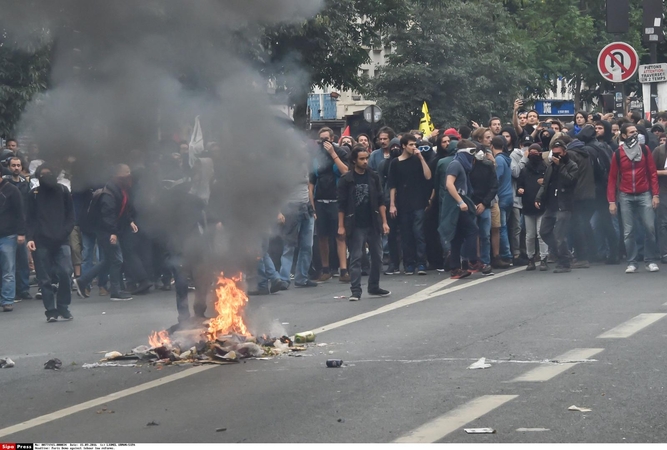 Paryžiuje per demonstraciją sužeistas protestuotojas ir penki policijos pareigūnai