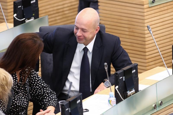 Antrai kadencijai neišrinktas parlamentaras – pikantiškame skandale