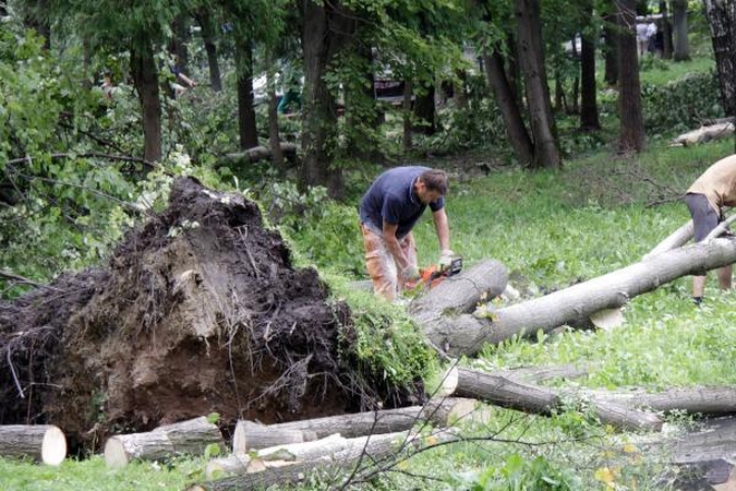 Dalis gyventojų dar negavo kompensacijų už škvalo padarytą žalą