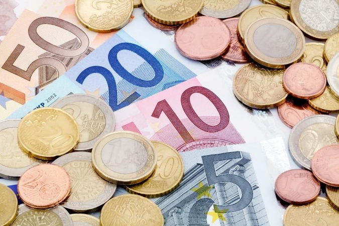 Panevėžio banke mėginta pakeisti padirbtus eurų banknotus