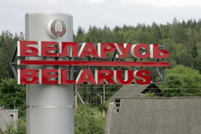 Vyriausybei atrištos rankos panaikinti mokestį už vizas baltarusiams