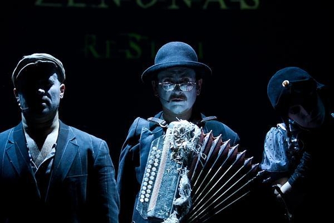 Keistuolių teatre išdalinti "Zenonai"
