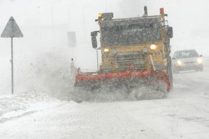 Sniegas paralyžiavo kelią į Klaipėdą