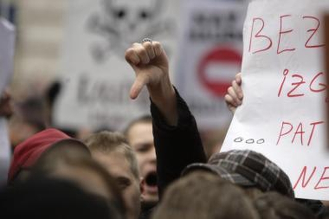 Prie Latvijos Seimo tęsiasi protestai - mitinguoja profesinės sąjungos