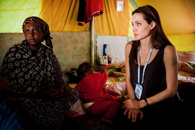 Angelina Jolie atskleidė, ką reiškia jos tatuiruotė