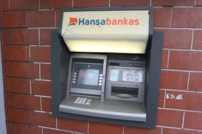 Vagys per metus apšvarino 12 bankomatų