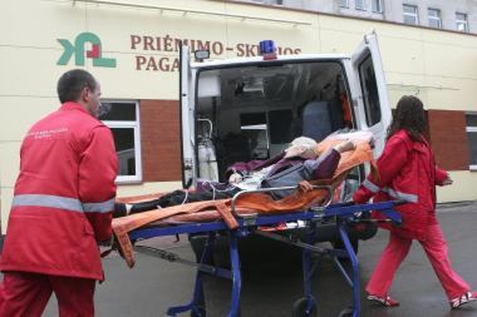 Vagys Kaune apšvarino greitosios pagalbos automobilį