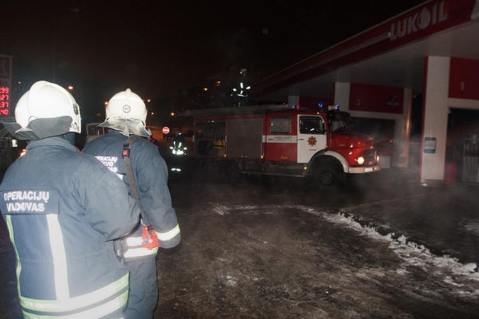 Didžiulės ugniagesių pajėgos atsiųstos į Vilniaus degalinę