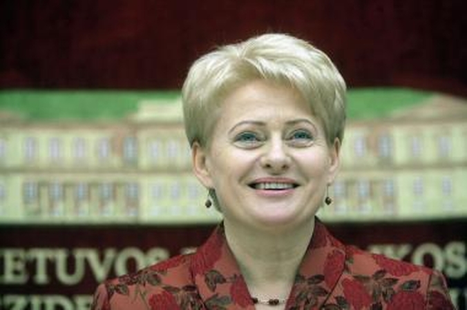 Prezidentė pusę algos pervedė į biudžetą