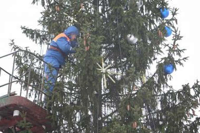 Prasidėjo eglės puošyba