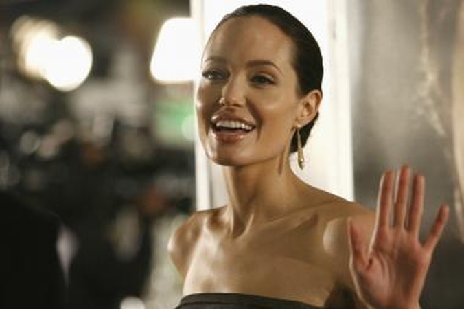 A.Jolie paaukojo 100 tūkst. dolerių nuo potvynių nukentėjusiems Pakistano gyventojams