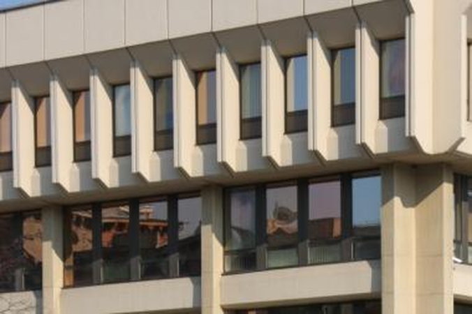Seime neišsitenkantys valdininkai žvilgčioja į leidyklą