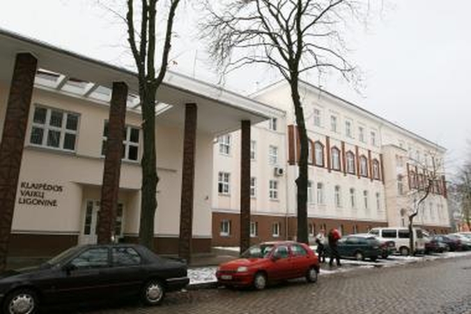 Sužalota šaligatviu ėjusi mergaitė