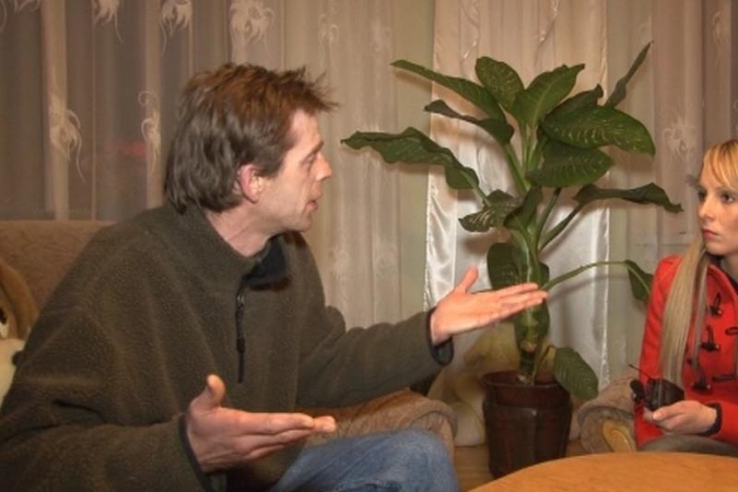 Žurnalistai bandė įtikinti vyrą, kad  alkoholyje problemos neskęsta