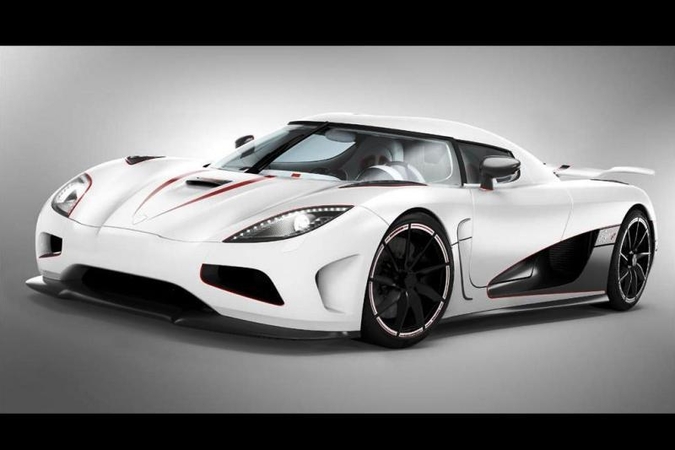 „Koenigsegg Agera“ aplenkė „Bugatti Veyron Super Sport"