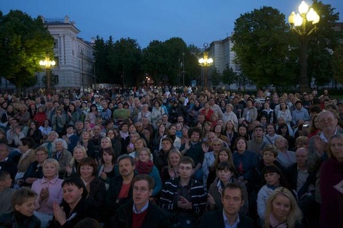 „Tebūnie naktis!”: Vilniaus senamiestyje – naktinių marškinių dirbtuvės
